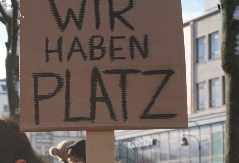 Demonstration in Berlin. Handgeschriebenes Plakat mit der Aufschrift "Wir haben Platz"