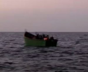 Bild von einem Flüchtlingsboot mit Motorschaden