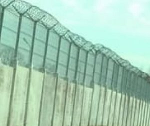Bild von Gefängnismauer